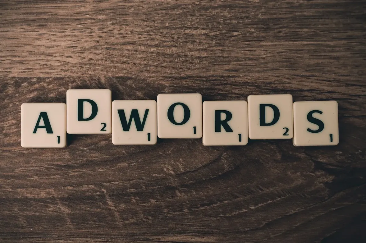 Grafika przedstawiająca strategię marketingu internetowego, łączącą działania SEO oraz kampanie Google Ads w celu zwiększenia zasięgu.